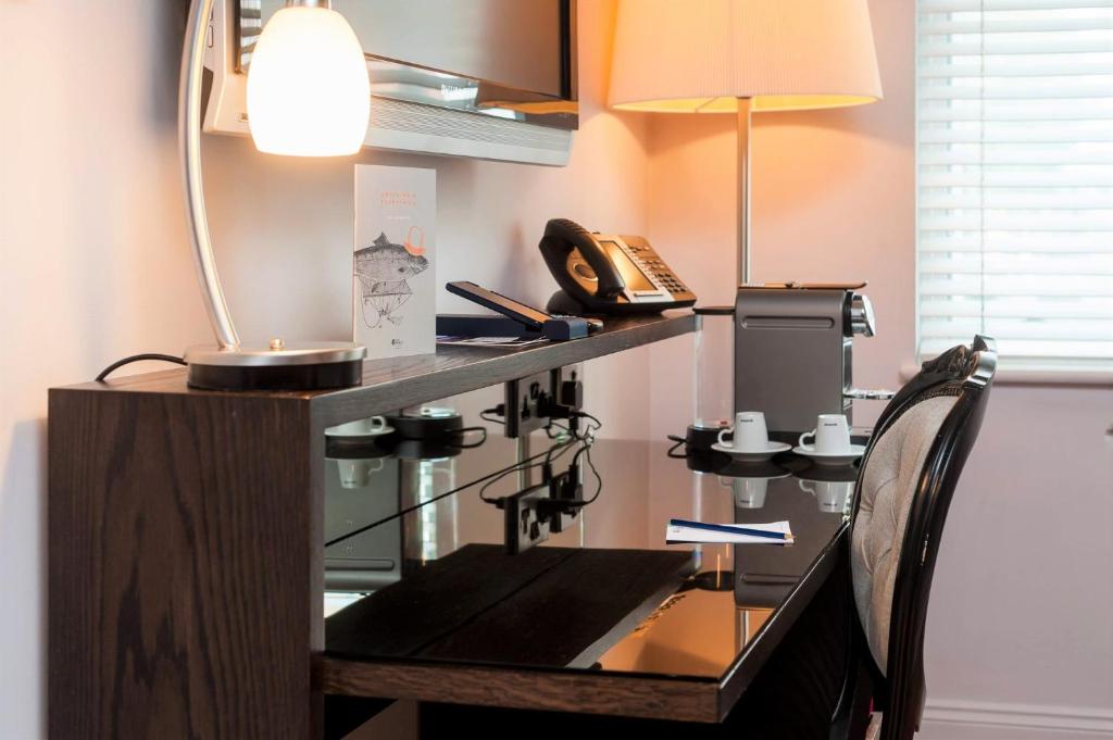 Hotel Indigo London Paddington Premium Twin Room with Sofa Bed and Garden View