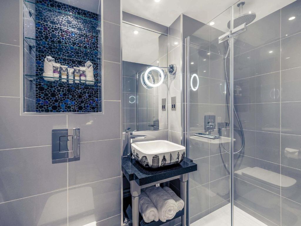 Mercure London Hyde Park Hotel Standard King Bedroom