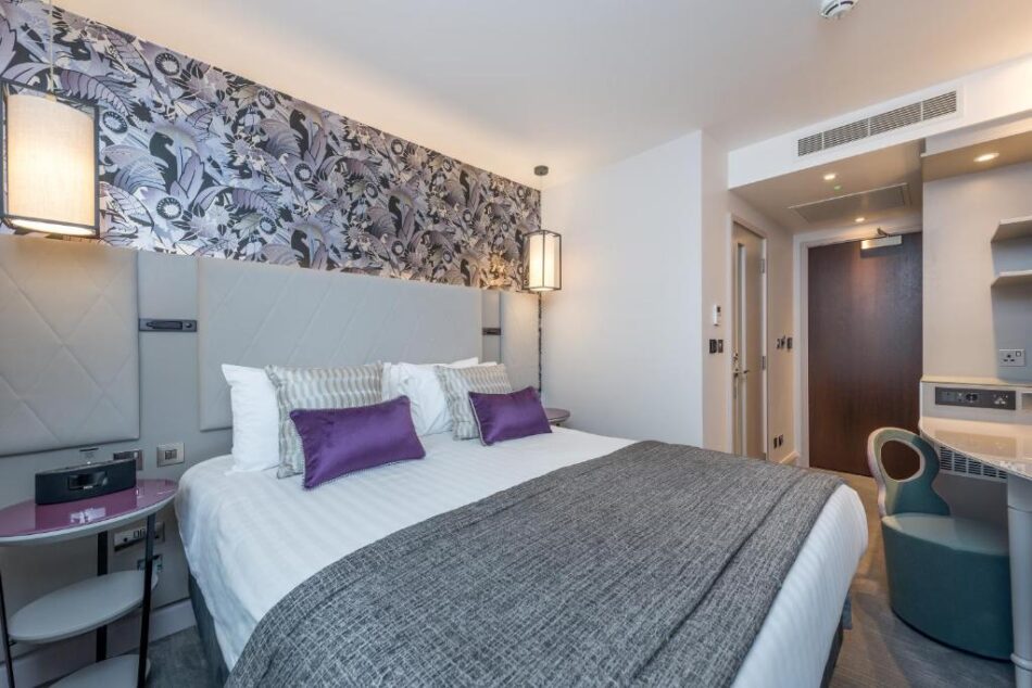 Mercure London Hyde Park Hotel Standard King Bedroom