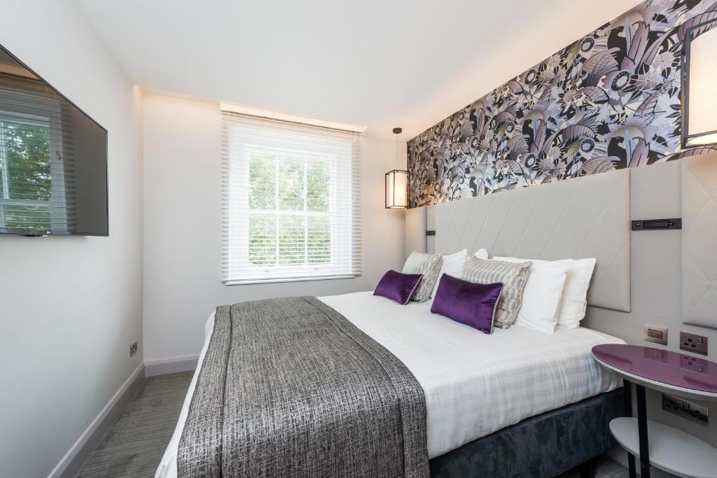 Mercure London Hyde Park Hotel Standard King Bedroom