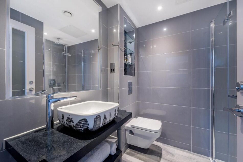 mercure-london-hyde-park-small-cozy-double-bathroom