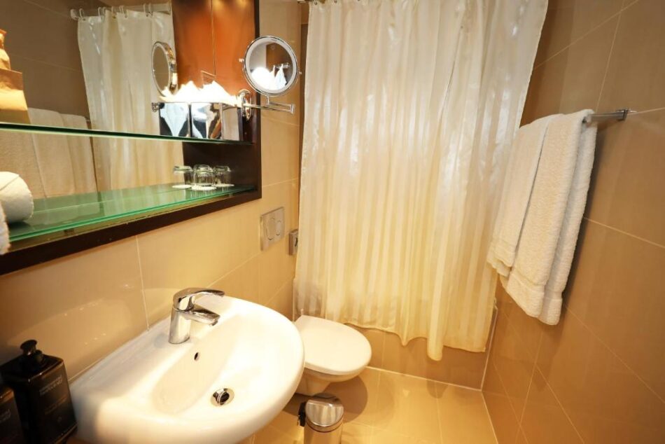 Mercure London Paddington Hotel Executive King and Sofa Bathroom