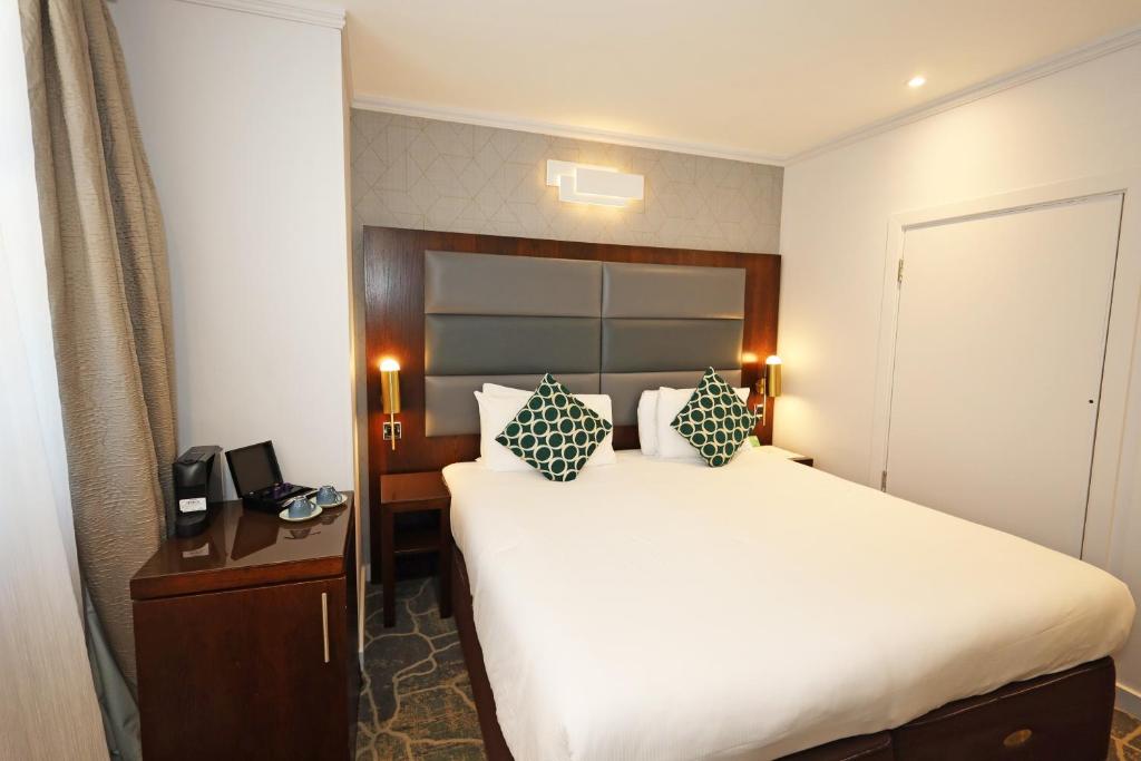 Mercure London Paddington Hotel Executive King and Sofa Bedroom