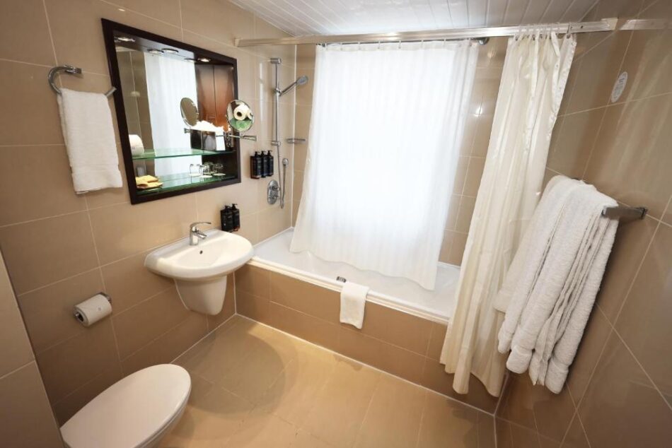 Mercure London Paddington Hotel Executive King Bathroom