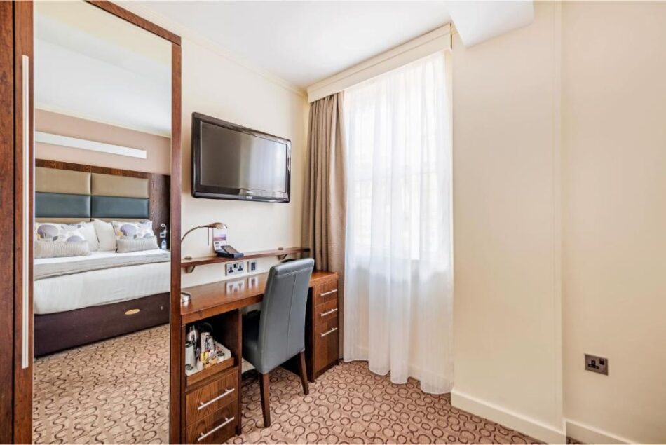 Mercure London Paddington Hotel Executive King Bedroom Seating Area