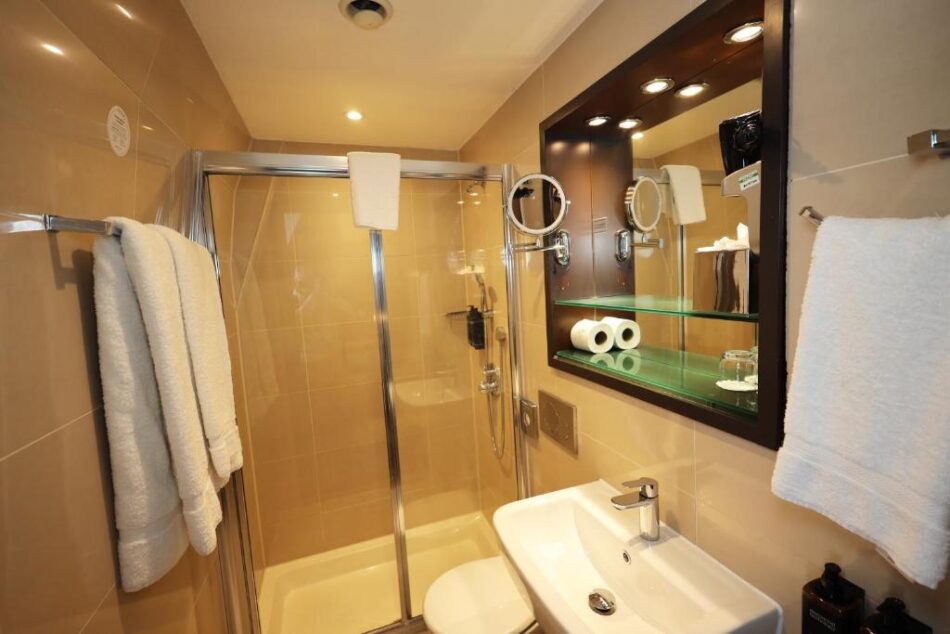 Mercure London Paddington Hotel Standard Double Bathroom