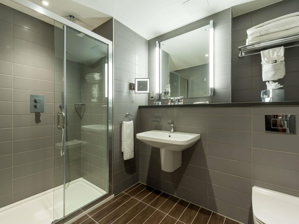 Mercure London Paddington Hotel Standard Twin Bathroom