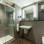 Mercure London Paddington Hotel Standard Twin Bathroom