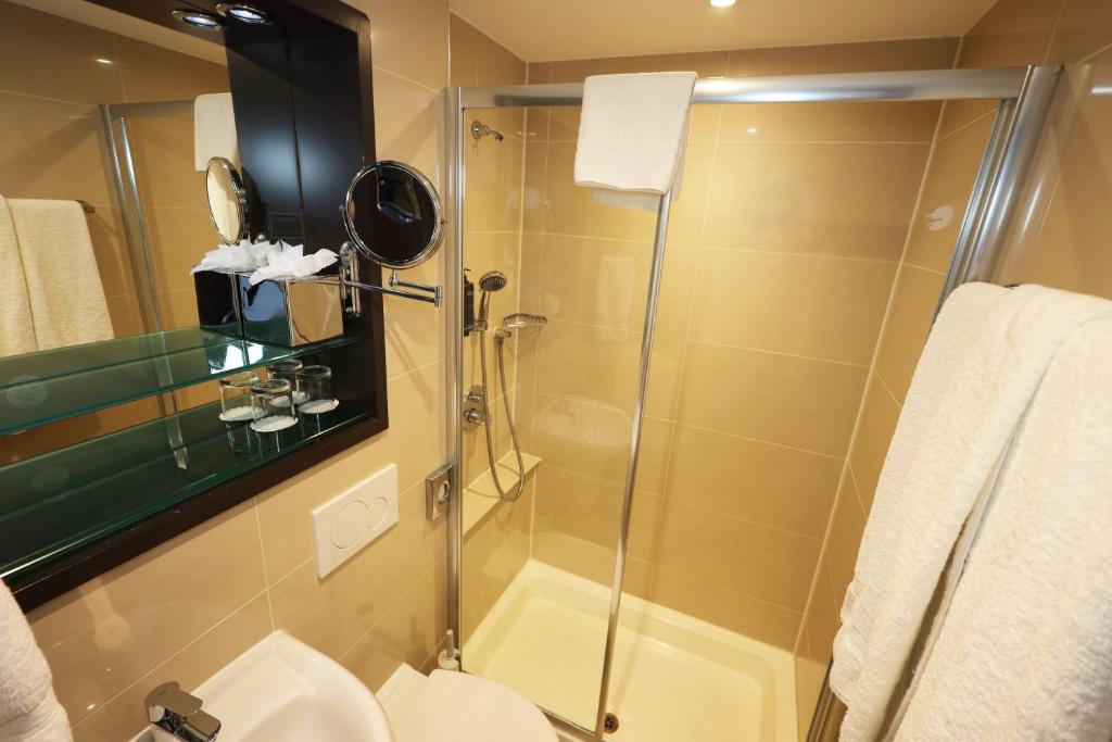 Mercure London Paddington Small Double Bathroom